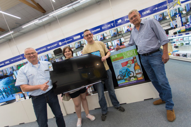 Gewinner Daniel Beyrich mit dem LCD TV
